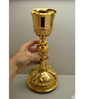 Collection de calices et de ciboires métalliques distinctifs pour les services de messe catholique, avec finition décorative et durabilité accrue
