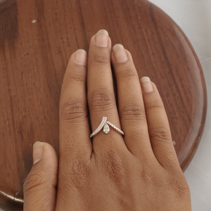 Anillo de Oro Rosa de 18K con Diamante Corte Marquesa en Forma de V para Mujer, Elegante Banda Pavé Chevron, Joyería Fina para Boda, Fiesta, Uso Diario, Regalo - Product Image 5