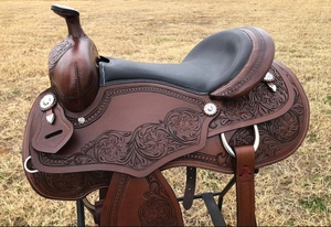 Selle de cheval Western pour la course de barils avec conchos étoilés |   Arbre en cuir et bois |   Équipement d'équitation de cowboy |   Selle de qualité supérieure, robuste et durable - Product Image 4