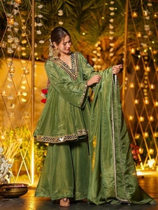 Salwar kameez décontractés d'excellente qualité avec broderies miroir pour les fêtes et les mariages, provenant d'un fournisseur indien. - Product Image 2