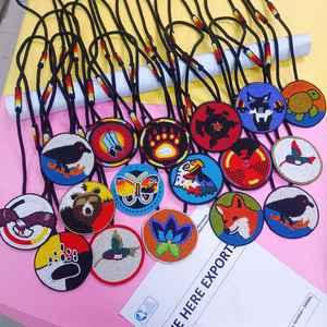 Collar con Colgante de Águila Hecho a Mano con Cuentas Negras, Blancas, Marrones, Amarillas, Naranjas y Rojas, Cordón Largo para Uso Artístico y Cultural - Product Image 2