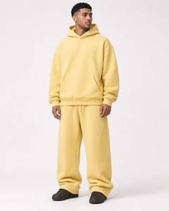 Conjunto Deportivo Personalizado en Color Marrón Dorado con Diseño Artístico, Sudadera con Cuello Redondo y Gráfico Decorativo en el Pecho para Hombre, Pantalones Deportivos a Juego - Product Image 5