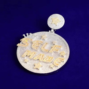 Colgante Personalizado Chapado en Oro de Dos Tonos con Nombre, Estrellas y Corona, Disco Redondo Grande con Letras Brillantes y Diamantes de Moissanita - Product Image 4