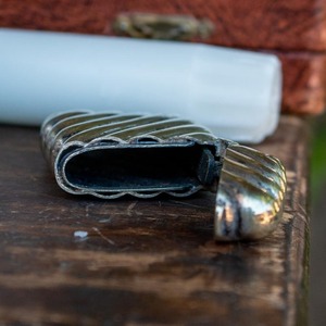 Boîte à allumettes moderne en métal torsadé, accessoire durable pour cigarettes, forme bâton, finition argentée - Product Image 2
