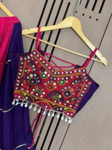 Ensemble de lehenga en rayonne trois pièces de qualité supérieure avec blouse ornée de miroirs véritables, dupatta traditionnel Bandhani et lehenga entièrement évasé - Product Image 6