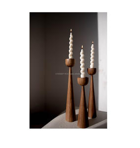 Paire de bougeoirs en bois tournés à la main pour une collection classique et traditionnelle de la maison, améliorant les décorations de table et l'éclairage chaleureux - Product Image 4