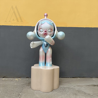 Grande statue de fille mignonne en fibre de verre sur base nuage, décoration de vitrine, sculpture artistique de couleur pastel
