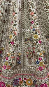 Hermoso Conjunto Lehenga de Seda Gadhwal con Hilo de Flores Coloridas, Cristales, Perlas, Lentejuelas y Diamantes de Circonio, a Precio de Mayoreo - Product Image 6