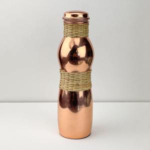 Botella de Agua de Cobre Puro con Diseño Floral Grabado con Láser, Líneas Finas Grabadas, Superficie Metálica, a Prueba de Fugas, Botella Ayurvédica para la Salud - Product Image 6