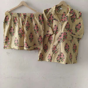 Nueva Llegada: Elegantes Pijamas Cortos de Algodón 100% Transpirables y de Secado Rápido con Estampado Floral/Leopardo Indio para Mujer, Ideales para Primavera/Verano - Product Image 1