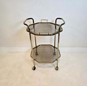 Chariot de service industriel en métal noir avec 3 étagères et 4 roulettes pivotantes – Mobilier commercial durable pour hôtels et bars - Product Image 2
