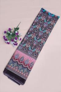 ผ้าพิมพ์ลายดอกไม้เรขาคณิตสไตล์ชาติพันธุ์สีน้ำตาลกาแฟแบบเครปธรรมชาติ พร้อมขอบตกแต่งอย่างสวยงาม เหมาะสำหรับทำชุดคุर्ติ - Product Image 2