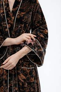 ชุดคลุมอาบน้ำผ้าแฟลนเนลคิมิโนแบบยาวคลุมเข่า ขนาดพิเศษ หรูหรา สำหรับฤดูใบไม้ผลิ เหมาะสำหรับใช้ในบ้าน ร้านเสริมสวย หรือโรงแรม พร้อมผ้ากำมะหยี่สีทอง - Product Image 4