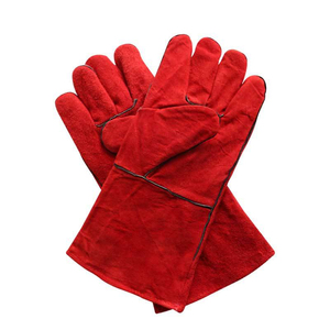 Guantes de soldadura rojos de cuero vacuno resistentes a altas temperaturas y al desgaste, con forro de tela, guantes de seguridad reforzados para el trabajo, hechos en Pakistán. - Product Image 4