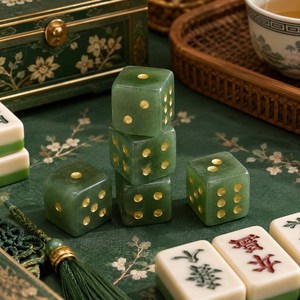 Ensemble de dés en résine faits à la main, dés de jeu translucides verts avec points dorés, dés décoratifs personnalisés pour jeux de société - Product Image 2