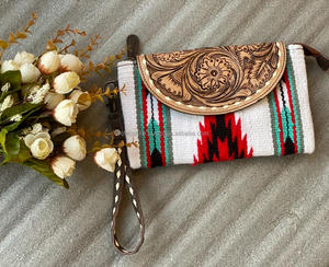 Pochette en cuir usiné aztèque faite à la main élégante femmes couverture de selle portefeuilles en cuir pochette de bracelet en cuir usiné de haute qualité - Product Image 3