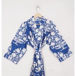 ชุดนอนผู้หญิงลายดอกไม้ฤดูหนาว คอวี ปิดด้วยเชือกผูก แขนสามส่วน ระบายอากาศได้ดี ผ้าฝ้าย 100% ชุดเซ็ต - Product Image 3