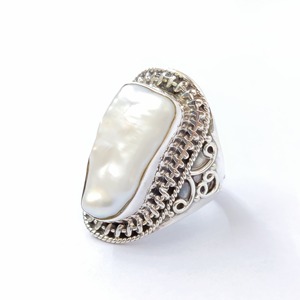 Anillo de Madreperla de 9.3 Gramos, Elegante Reloj de Joyería - Product Image 1
