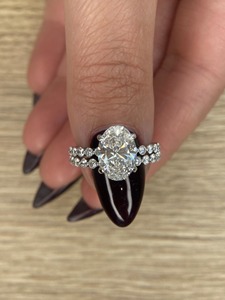 Anillo de Compromiso con Diamante Ovalado de 2.75 Quilates, Color E, Claridad VVS2, Cultivado en Laboratorio, Certificado IGI, con Halo Oculto, en Oro Blanco de 14k, con Diamantes a Juego - Product Image 4