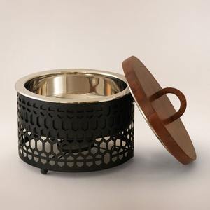 ถาดอุ่นอาหารทรงกลมสแตนเลสสตีลลายเรขาคณิตสีทองหรูหรา พร้อมฝาไม้วอลนัท สำหรับรอมฎอน โรงแรม บุฟเฟ่ต์ - Product Image 3