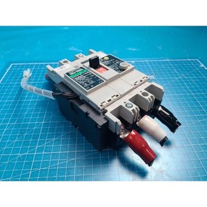 Disjoncteur en boîtier moulé Fuji SG103C, utilisé comme pièce détachée pour équipement semi-conducteur d'époque - Product Image 3