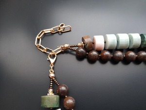 Collar artesanal de resina con diseño de ángel, forma irregular, cuentas multicolor, elaborado con aspecto de piedra natural, diseño moderno y a la moda. - Product Image 1