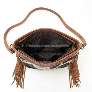 Sac bandoulière en cuir de vachette repoussé avec motifs floraux, bords tressés et sangle réglable, style western - Product Image 2