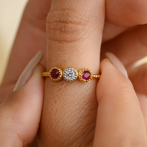 Bague Statement Trinity en Or Jaune 18 carats avec Rubis et Diamants VVS1 Certifiés IGI - Product Image 1