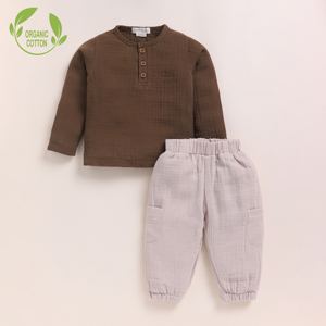 Camiseta Henley de manga larga de muselina orgánica con conjunto de pantalón de salón Cocoa Whisper & Oatmeal Ropa de bebé de calidad premium - Product Image 1