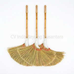 Balai en herbe naturelle avec manche en bambou, poils moyens, 35-44 pouces, outil de nettoyage de sol écologique, style classique - Product Image 1