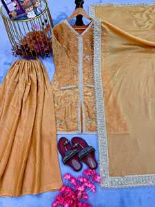 Conjunto de Kurti de Seda Étnica de Lujo con Detalles de Lentejuelas - Product Image 3