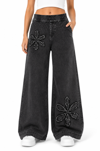 Vaqueros anchos de mezclilla para mujer, negros lavados, de cintura alta, estilo holgado con apliques florales, pantalones de streetwear elegantes y de gran tamaño. - Product Image 1
