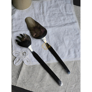 Elegante cuchara y tenedor metálicos para servir pasteles en bodas, ideales para cortar el pastel en ceremonias de compromiso y recepción con elegancia. - Product Image 4