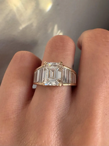 Bague de fiançailles en diamant émeraude de laboratoire 3 carats avec pierres latérales taille baguette – Alliance de mariage en diamant émeraude certifiée IGI - Product Image 4