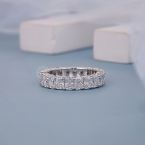 Bague d'éternité en or blanc au design tendance, sertie de diamants de laboratoire taille radiant, design classique pour femme, provenant d'un fournisseur indien - Product Image 1