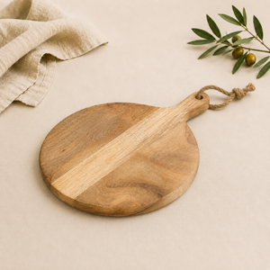 Planche à découper ronde en bois de manguier artisanale et écologique, durable, de qualité alimentaire, avec poignée en jute, pour usage domestique et hôtelier - Product Image 1