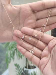 Collier de luxe pour mariage avec diamant de laboratoire taillé certifié IGI 1,05 carat, design chaîne superposée en or, serti clos, bijoux de mariage de luxe - Product Image 4