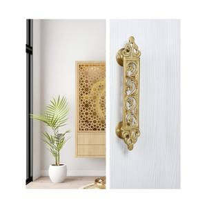 Poignée de porte luxueuse qui ajoute du caractère à chaque entrée, en métal parfaitement poli qui dégage sophistication et qualité. - Product Image 2
