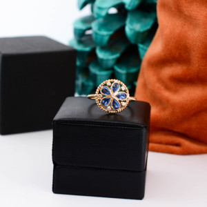 Bague florale en saphir bleu naturel et diamant en or jaune massif 18 carats, avec pétales taillés en poire, pierre de naissance de septembre - Product Image 3