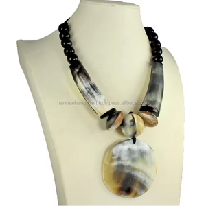 Collar de Cuerno de Búfalo Pulido Hecho a Mano Estilo Vintage, Cadenas de Cuerno Natural Color Ámbar Miel - Para Fiestas - Product Image 2