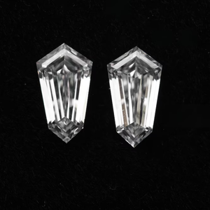 Paire de diamants de laboratoire 1 carat taille bouclier, pureté VS, couleur E, coupe antique excellente, diamants bruts pour la fabrication de boucles d'oreilles - Product Image 1