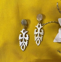 Boucles d'oreilles en corne de buffle, design moderne, faites à la main, légères, naturelles, par Curio Craft