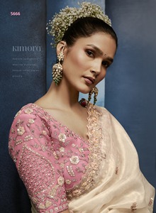 Sari de diseño con trabajo manual elaborado, con un estilo moderno y elegante, con hermosos detalles en apliques, para mujeres, para fiestas y bodas. - Product Image 3