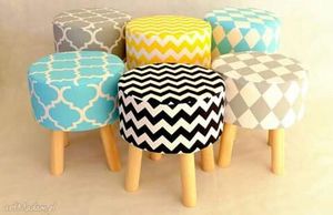 Tabouret ottoman moderne en bois massif avec siège rembourré pour salon, chambre et entrée - Product Image 2