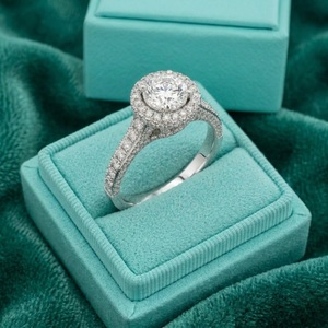 Anillo de Compromiso y Boda de Oro Blanco Sólido de 18k con Diamante Natural de Corte Brillante Redondo, Engaste de Puntas, la Mejor Calidad de Fabricación - Product Image 1