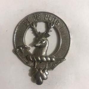 Ceci est un badge en étain avec le blason du clan écossais Sutherland, 5e bataillon écossais. Badge de casquette Seaforth Highlanders WW1 OR Glengarry - Product Image 3