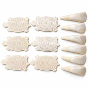 Colgantes de Hueso Tallados a Mano con Diseños de Animales (Tortuga, Pluma, Punta de Flecha) en Color Crema/Blanco/Blanco Hueso para la Creación de Joyería y Accesorios - Product Image 1