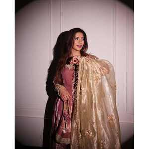 ชุดสูทออกงานสีชมพูสำหรับผู้หญิง ไซส์ M แบรนด์ Sai Creation Designer ประดับด้วยงานปักเลื่อมและมุก - Product Image 1