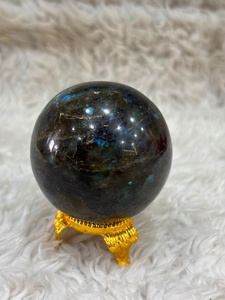 Sphère de cristal de labradorite aux reflets gris fumé, iridescence bleue, géométrie polie, motifs minéraux fluides - Product Image 2