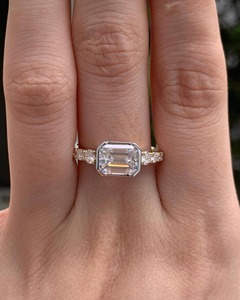 Anillo East West, Anillo de Compromiso con Diamante Cultivado en Laboratorio de Corte Esmeralda de 1.0 CT, Anillo de Oro Sólido de 14K, Anillo Delicado, Anillo Minimalista para Mujer - Product Image 2
